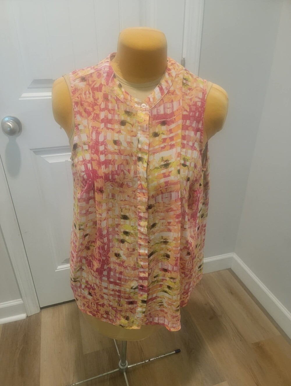 Apt. 9 Plus Size 3X Sheer Chiffon Sleeveless Button Down Blouse in Pinks, Yellow - Picture 2 of 10